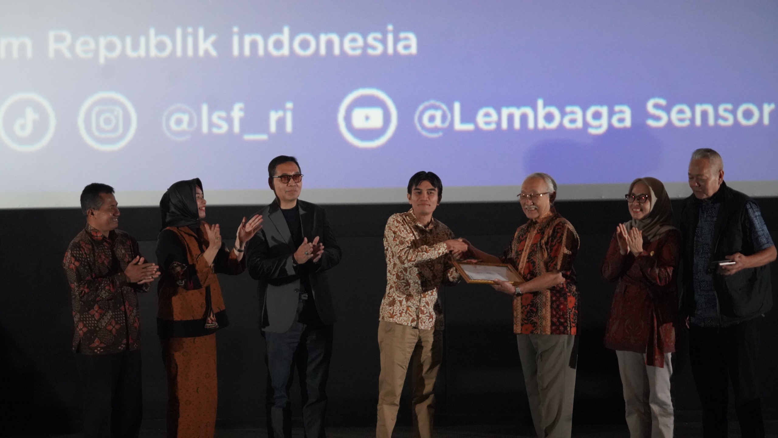 LSF Beri Piagam Penghargaan ke Keluarga Usmar Ismail